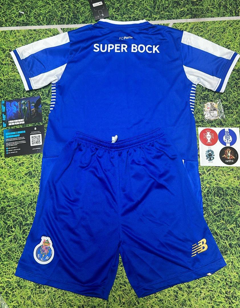 Conjunto infantil principal azul e branco 2025/26