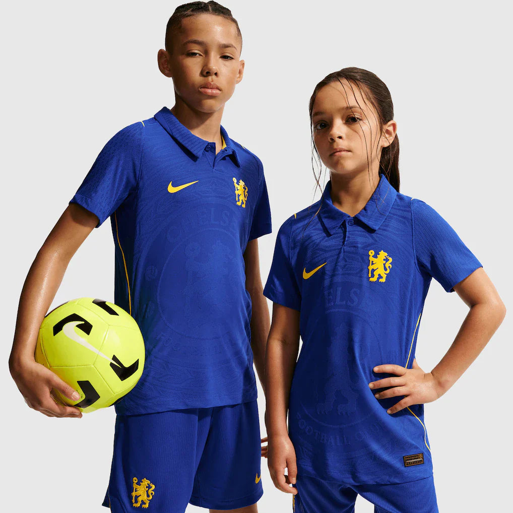 Conjunto Infantil Chelsea principal 2026/27 azul