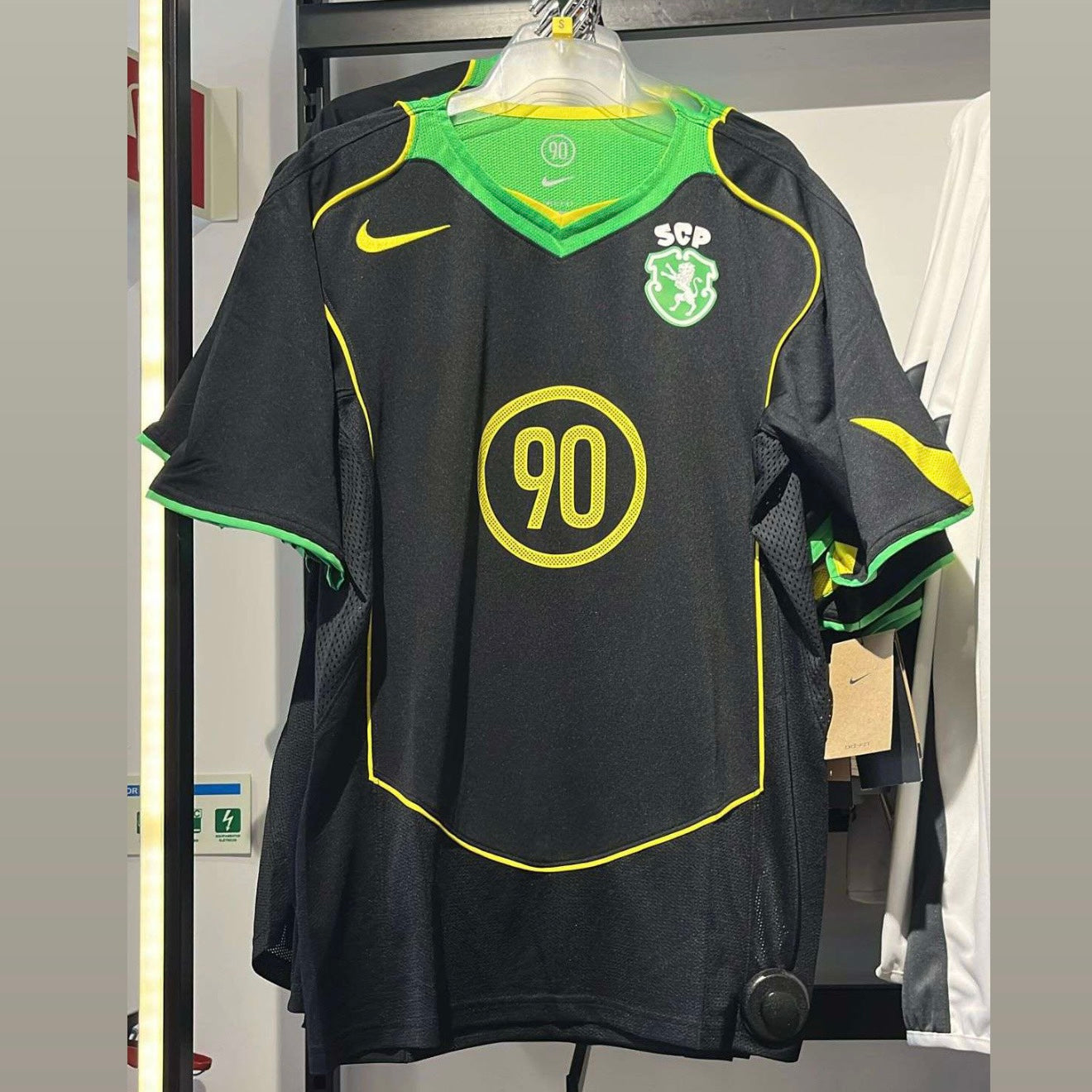 Camisola TOTAL 90 preta simbolo stromp 2026/27 - LANÇAMENTO