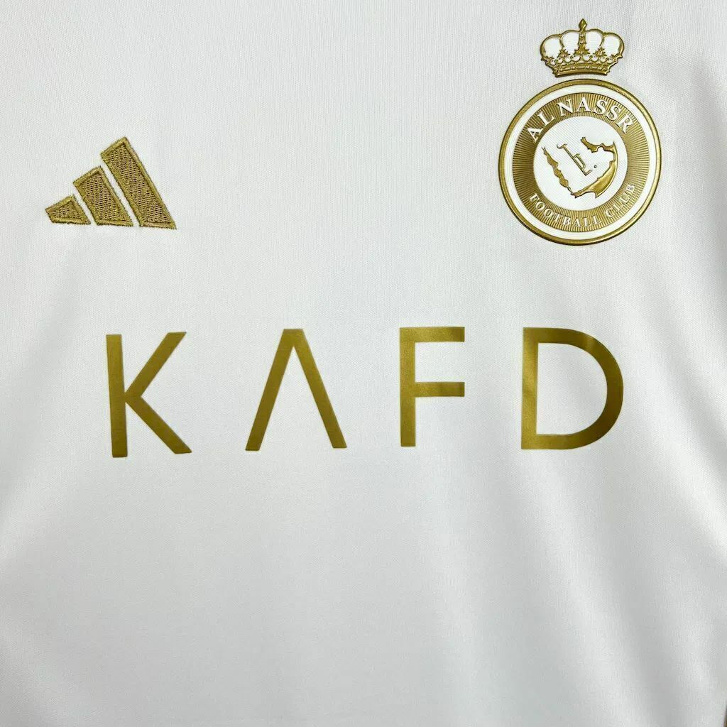 Conjunto infantil Al Nassr branco e dourado 24/25