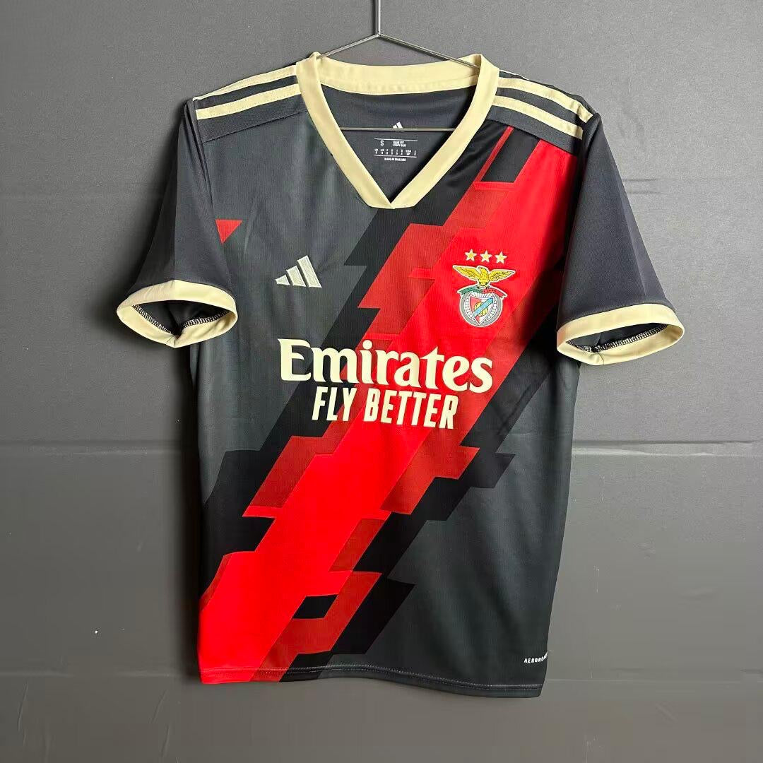 Camisola concept preta e vermelha 2026/27