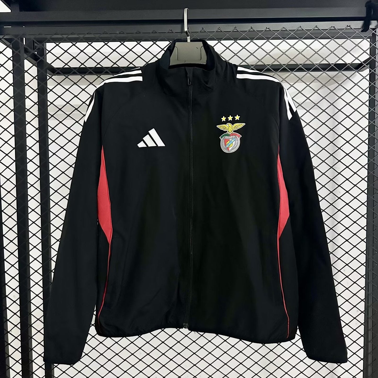 Casaco preto e vermelho 2025/26 fecho completo
