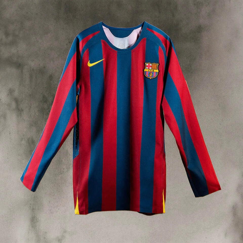 Camisola MANGA LONGA Barcelona Home Ronaldinho Retrô 2005/06 - Vermelha e Azul REEDIÇÃO