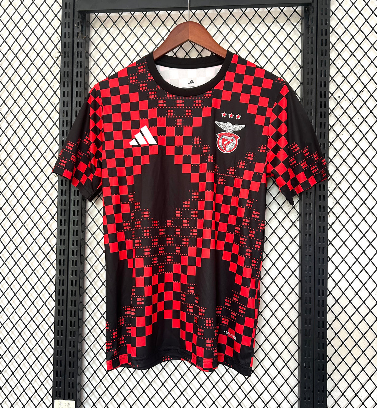 Camisola pré jogo vermelho/preto 2025/26