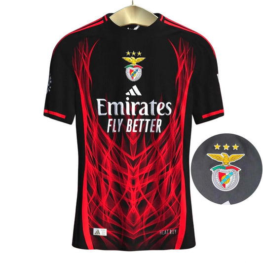 Camisola concept vermelha e preta com símbolo AS CORES 2025/26
