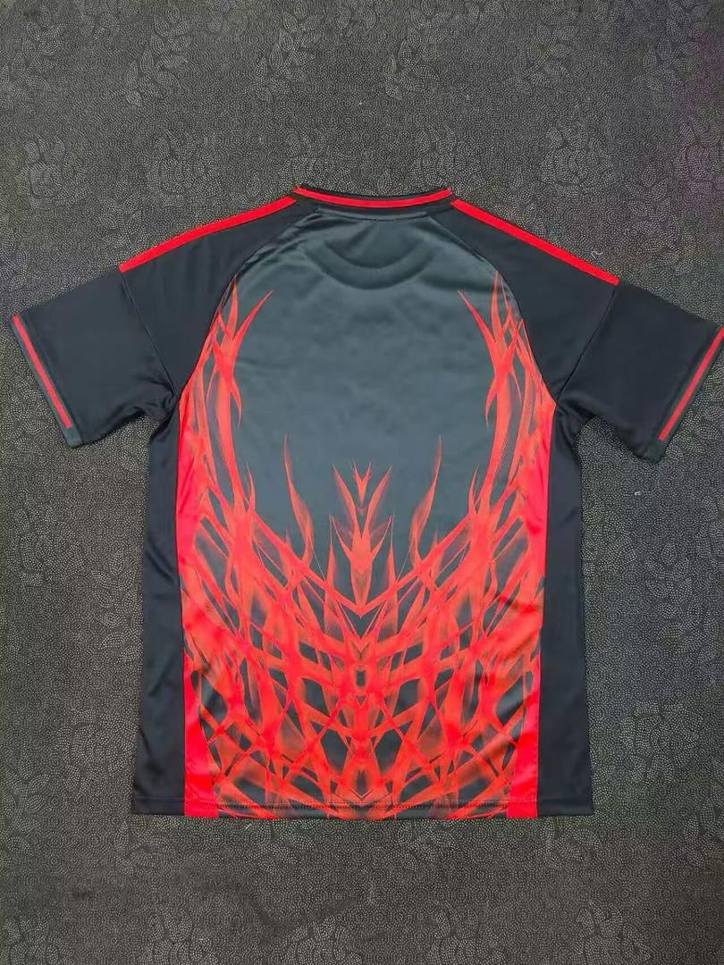 Camisola concept vermelha e preta com símbolo AS CORES 2025/26